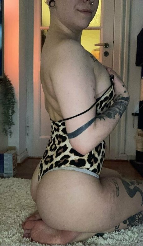 tattooedbiatchfree high quality model images
