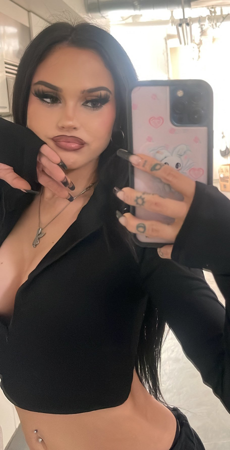 Maggie Lindemann star naked photos