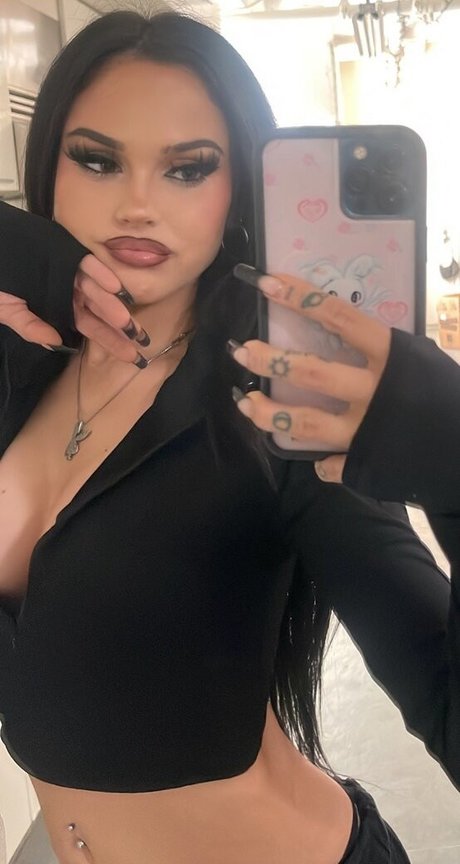 Maggie Lindemann high quality model pics