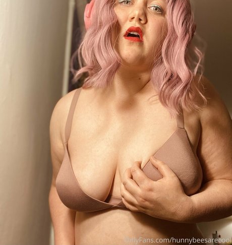 hunnybeesarecool model nude picture