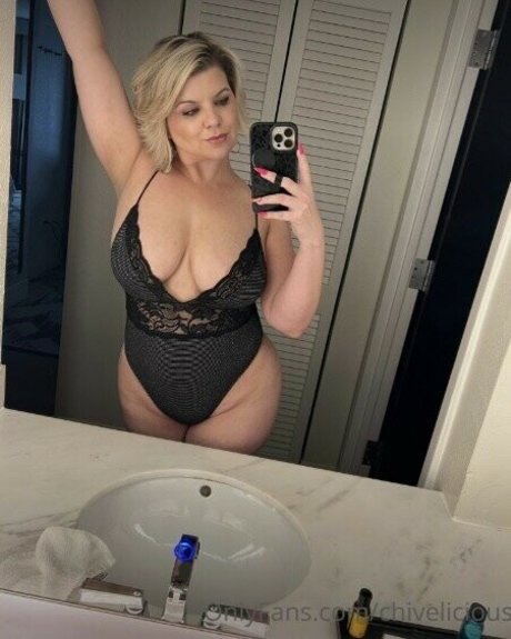 Chivelicious erotic model photo