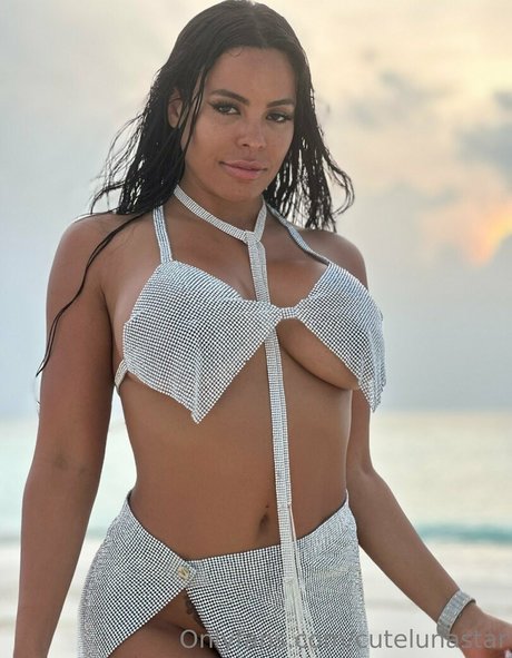 cutelunastar naked model pics