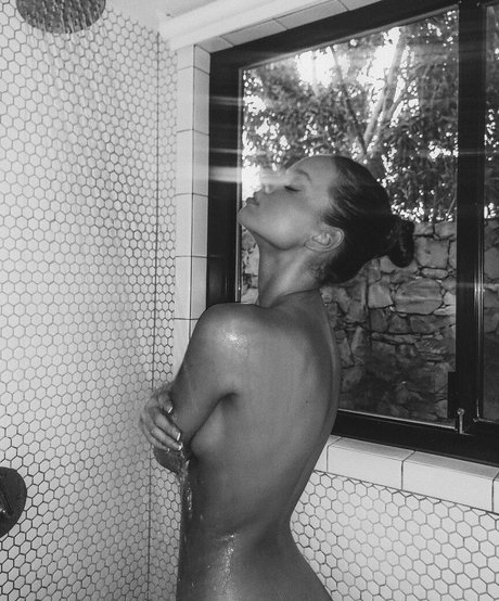 Liora Lapointe model erotic pics