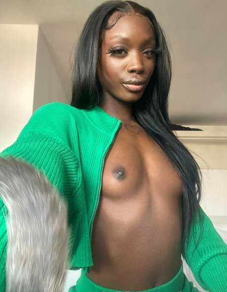 LomlZara pornstar nude images