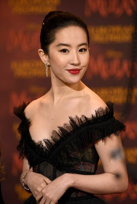 Liu Yifei nude model archive