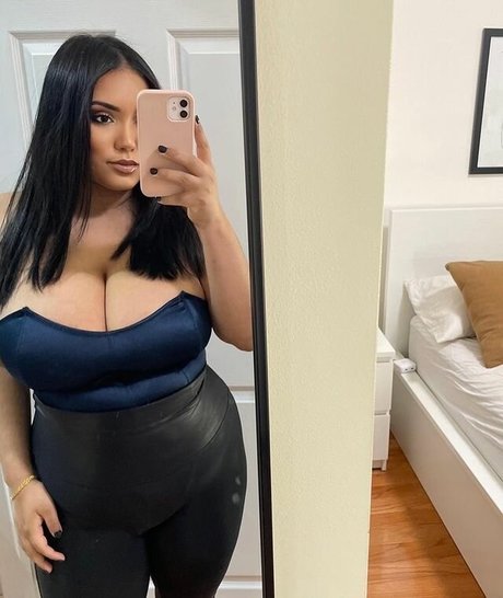 mynamesydalia model top img