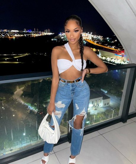 Breann Llewelyn star hot pic