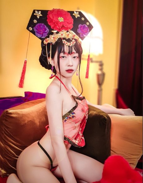 Kimmyyoy model nude photo