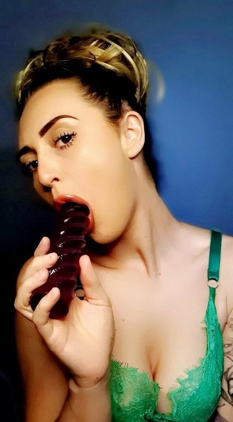Demi Brookes exclusive star image