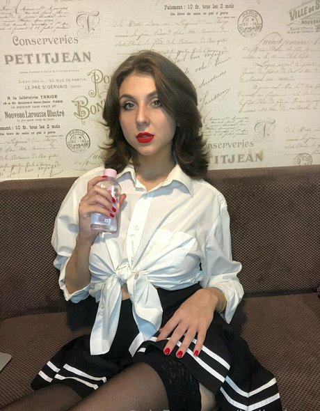 bellachary pornographic model img
