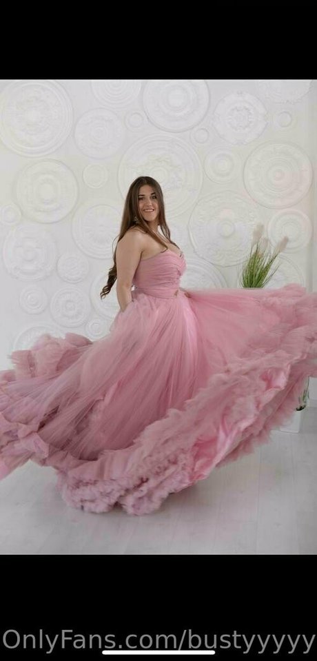 bustyyyyy art actress pictures