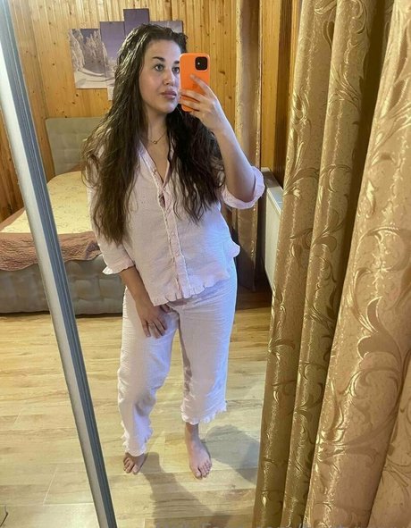 bustyyyyy model hd picture
