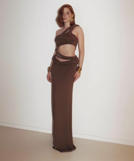 Ellie Bamber naked star photo