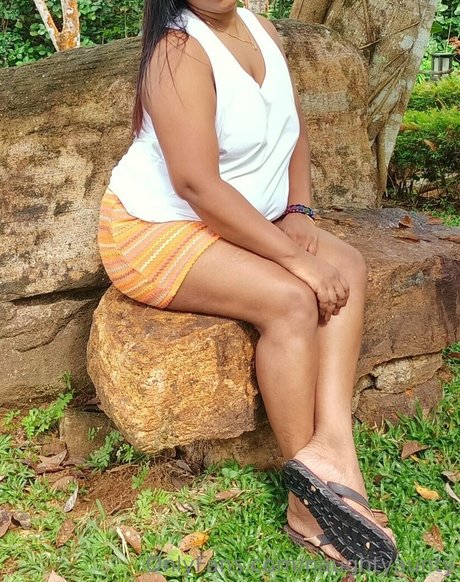 naughtyaunty nude model picture