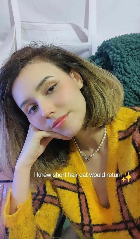 Catplant ASMR model hd photo
