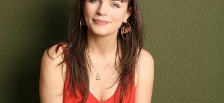 Aisling Bea star sexy image