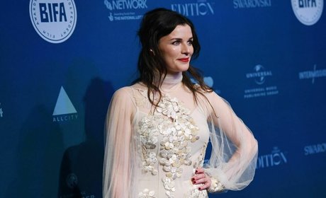 Aisling Bea art model archive