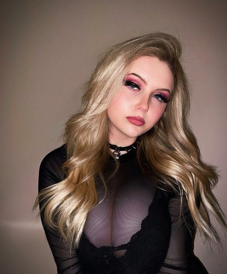 Larkan Danielle star sexy pics