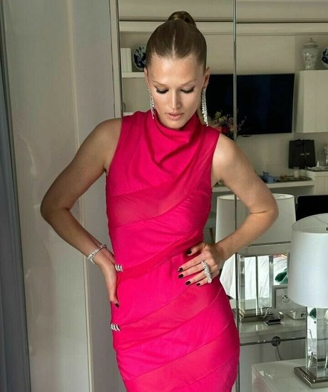 Toni Garrn star naked img