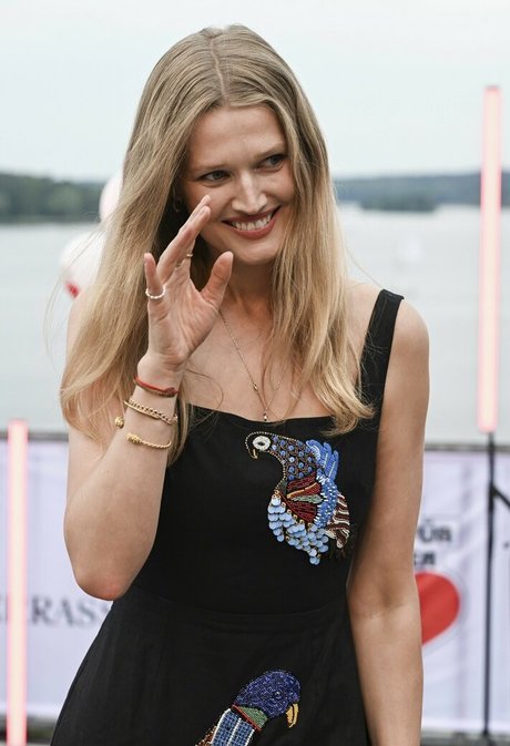 Toni Garrn pornographic star photo