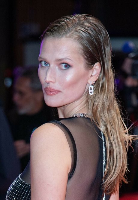 Toni Garrn nude model img