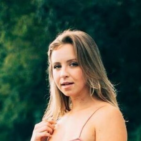 Sarah Senecal model free pic