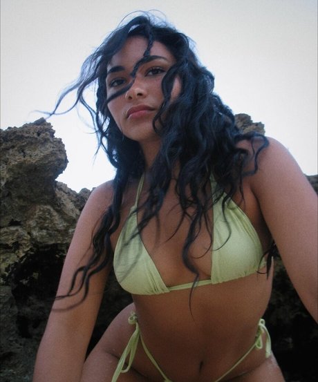 Sienna Mae Gomez erotic model picture