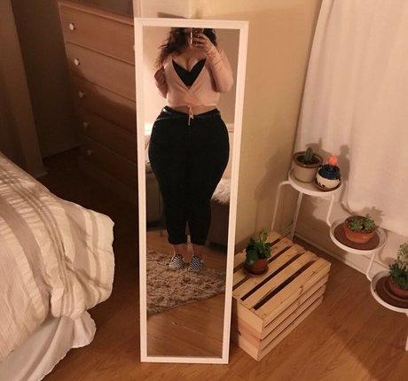 SoftestPear nice actress pic