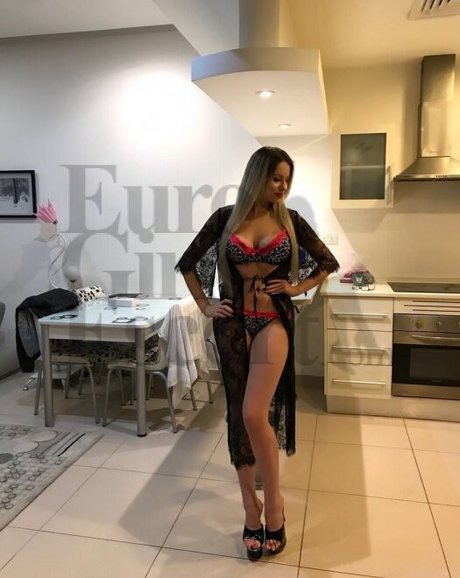 lanueta21 sex model img
