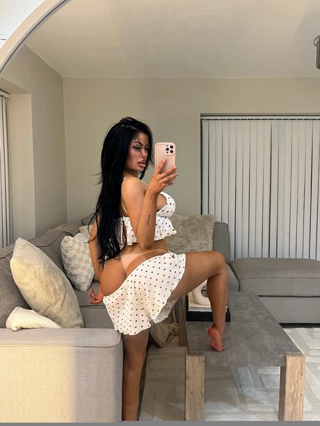Hollyydollyy star art photos