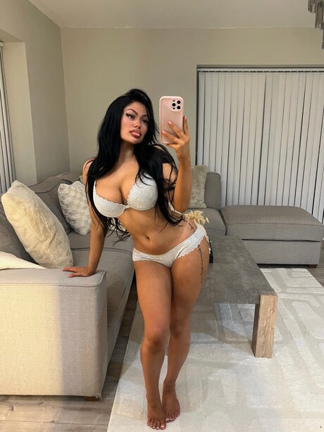 Hollyydollyy beautiful pornstar pic