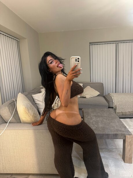 Hollyydollyy model naked galleries