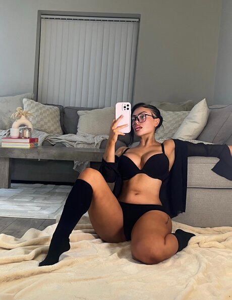 Hollyydollyy model beautiful photos