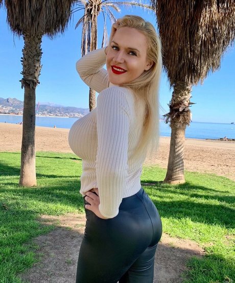 Dolly Fox pornstar nudes gallery