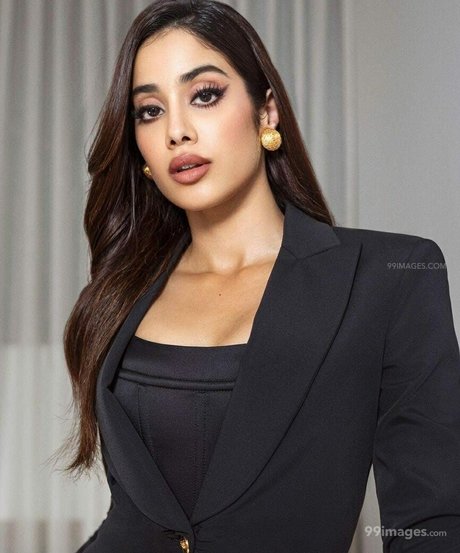 Janhvi Kapoor nude star pics