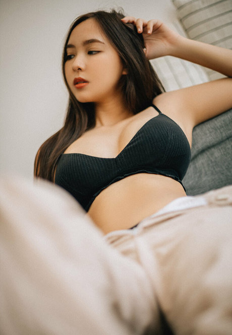 Nachpatcharawee Arjsalee model erotic img