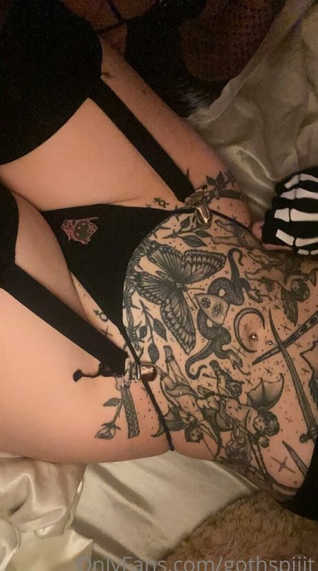 gothspiiit star naked pics