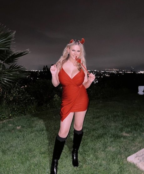 Emily V model nice pic