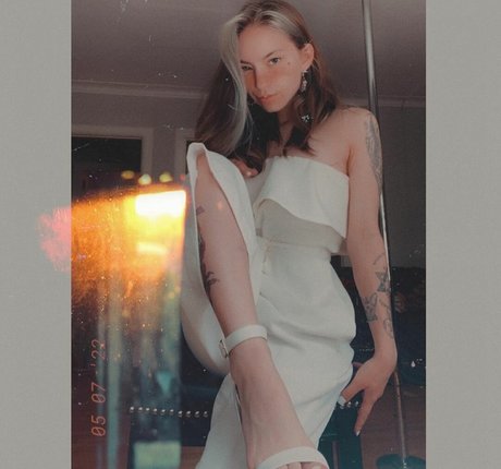 violets cabaret model exclusive pictures