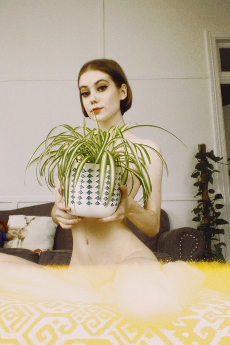 Clamgirl nude model pic