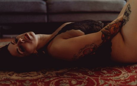 Thatsoraven95 pornstar naked photo