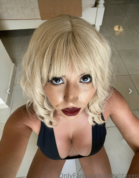 Coralitaxxo pornstar sex photo