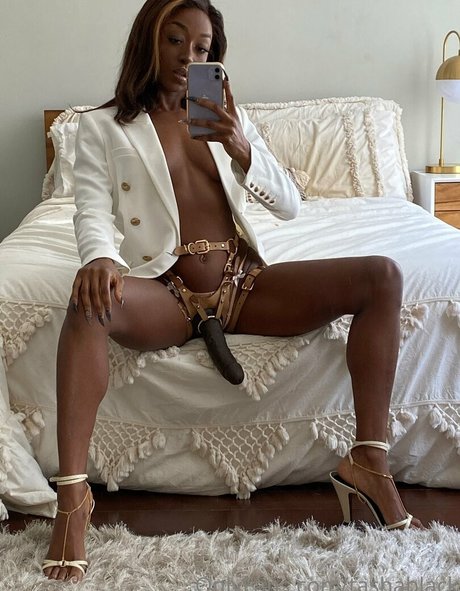 tashablack nude actress pictures