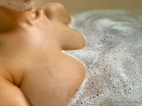 Ashley Tervort model pics
