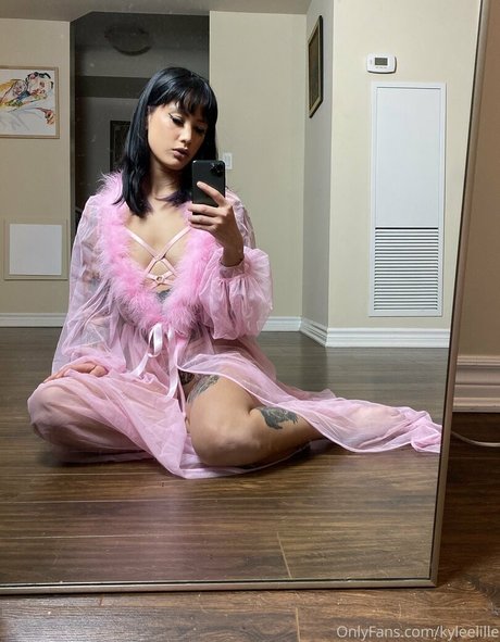 Kyleelille naked star image