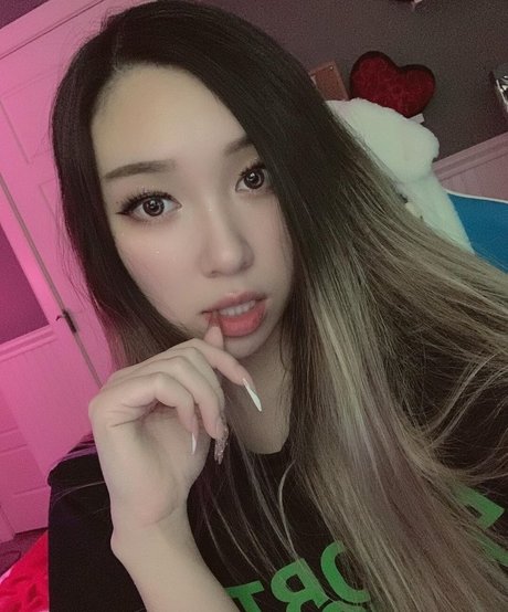 Luna Ly model exclusive galleries