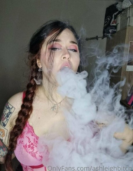 ashleighbitch nude model pics