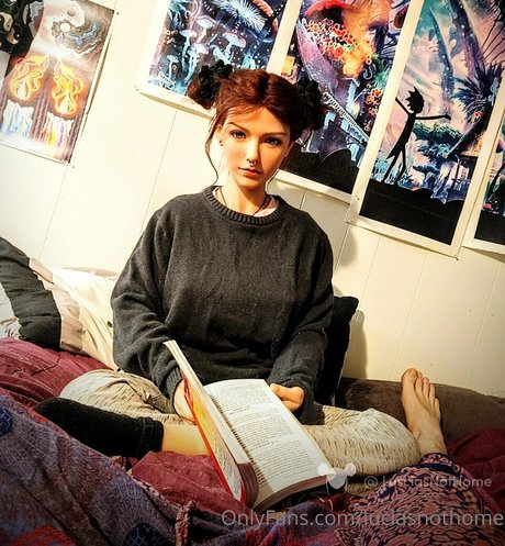 luciasnothome top profile image