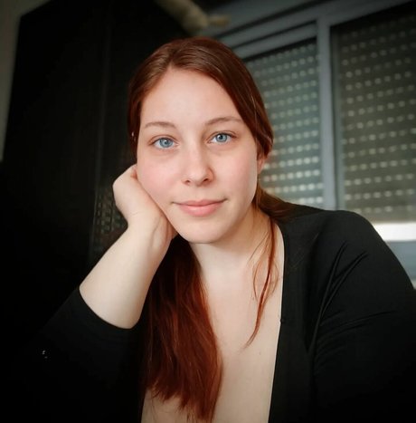 RedheadAnne hot star image