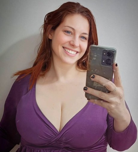 RedheadAnne star naked img